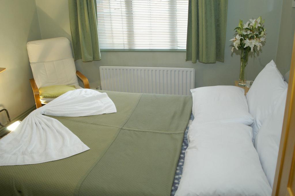 Furnival Lodge Слау Стая снимка