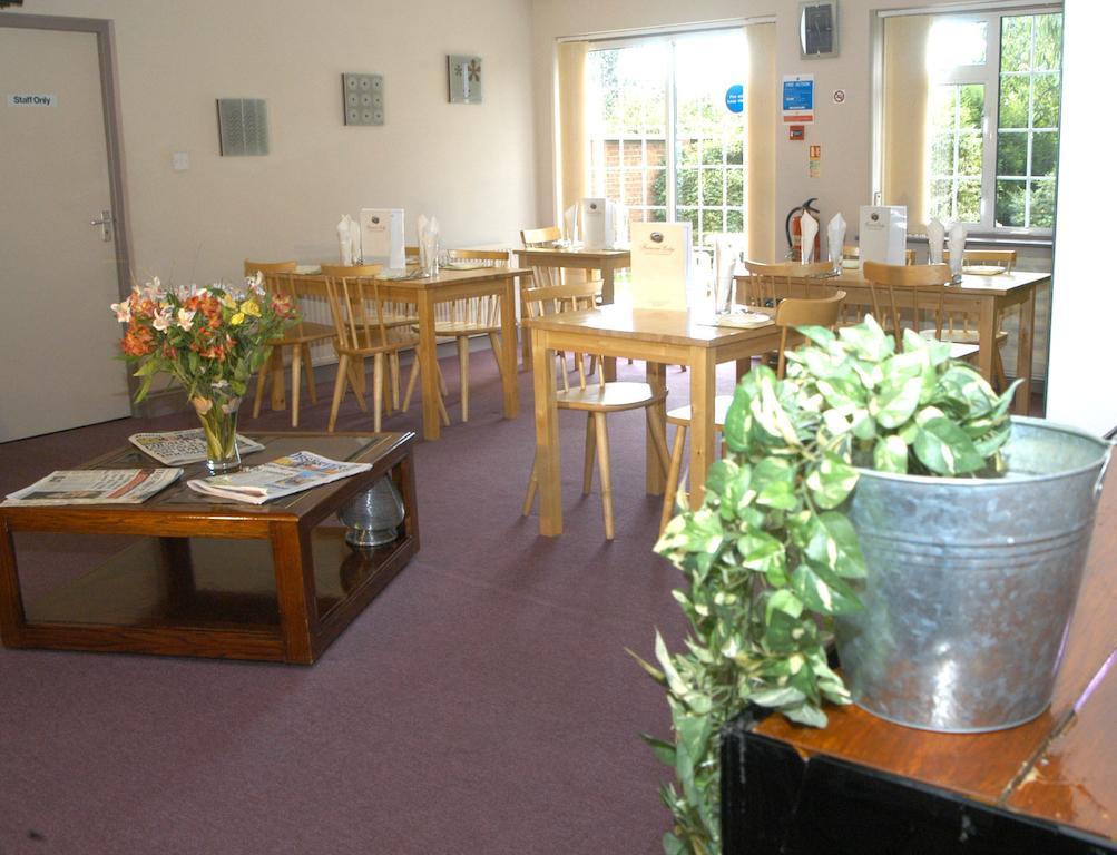 Furnival Lodge Слау Екстериор снимка