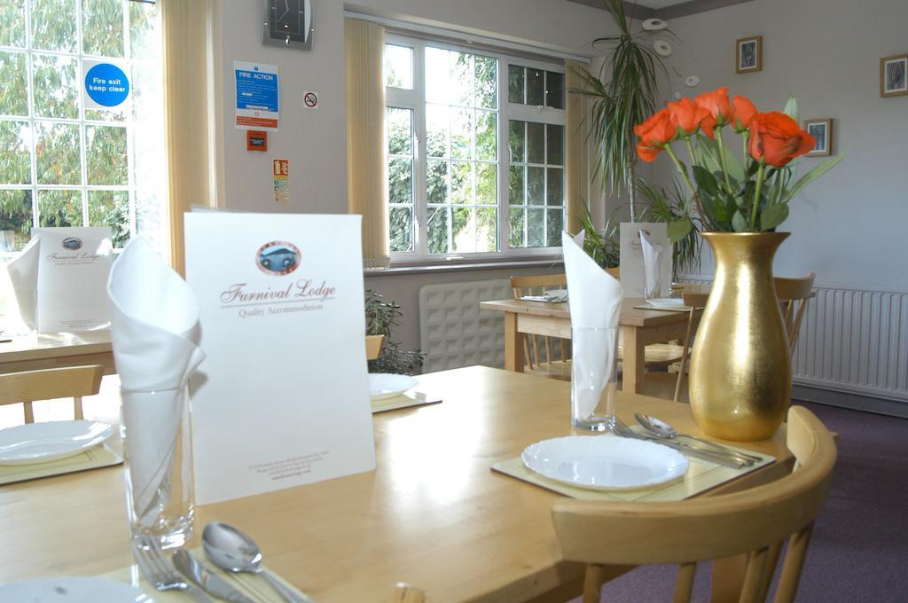 Furnival Lodge Слау Екстериор снимка